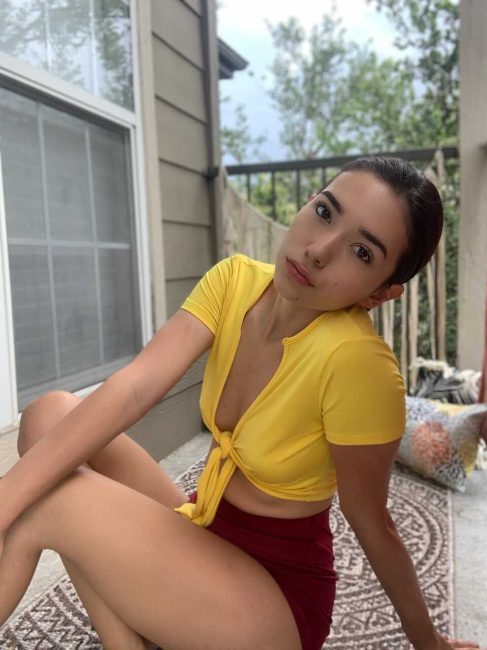 Sexy Amateur Samly Puff Poses in Her Booty Shorts with An Attractive Ass - 