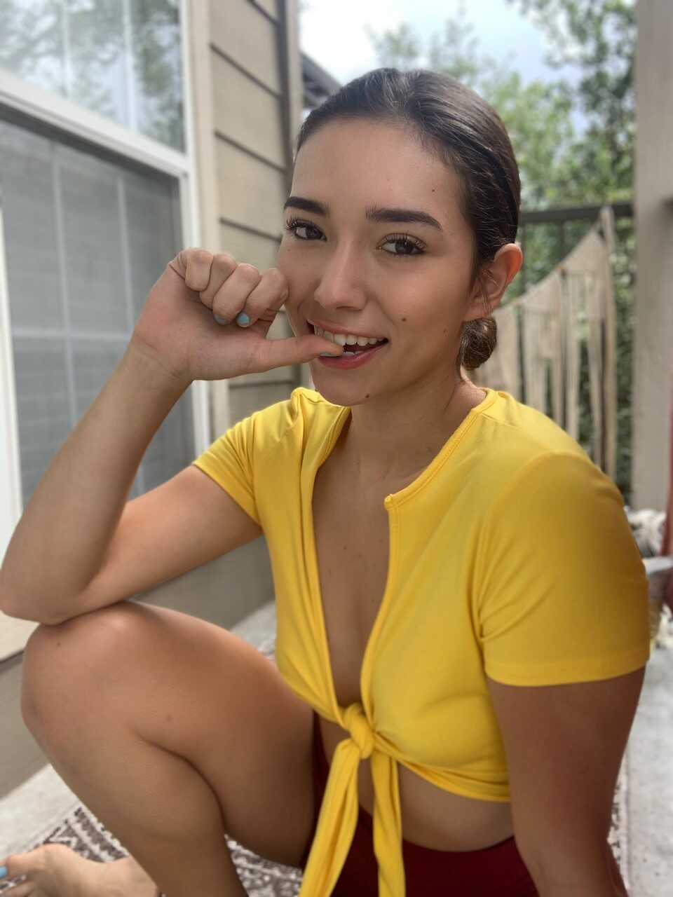 Sexy Amateur Samly Puff Poses in Her Booty Shorts with An Attractive Ass - 