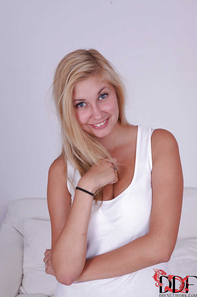 Holly Anderson's Mouth-watering Muffin Top is a Total Turn On for This Amateur Babe - Holly Anderson