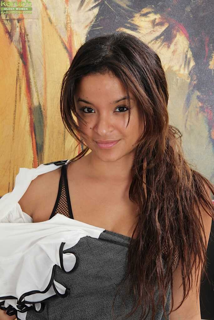 Viviann Wood's Big Boobs Exposed During Steamy Cam Session: A MILF Upskirt Experience - Viviann Wood