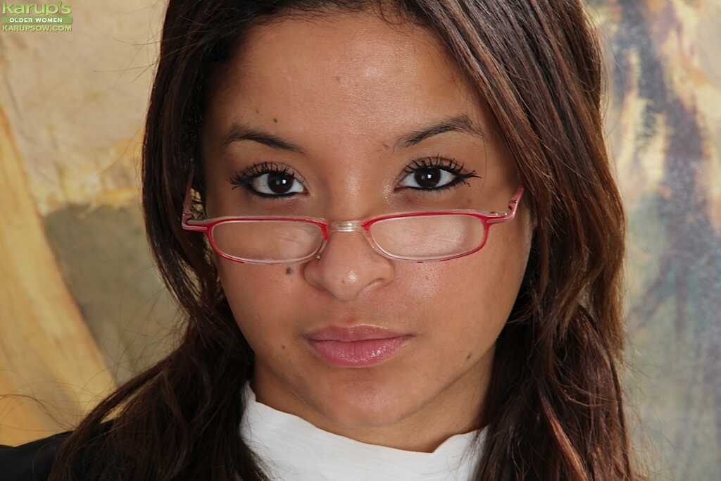 Latina Milf Viviann Wood Posing Naked in Her Sexy Glasses - Viviann Wood