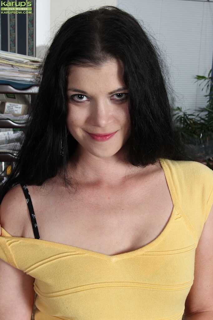 Cheerful Milf Veronica Stewart Lets You In on Her Snatch and Tits