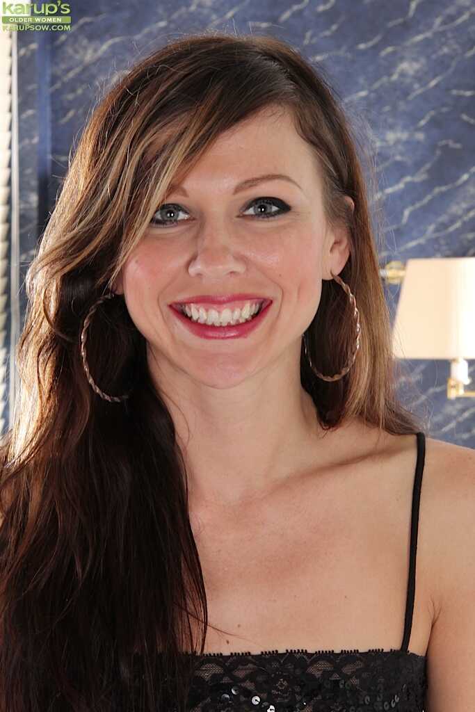 Gorgeous milf Amy Johnson bares her round ass and perky tits in front of the camera - Amy Johnson