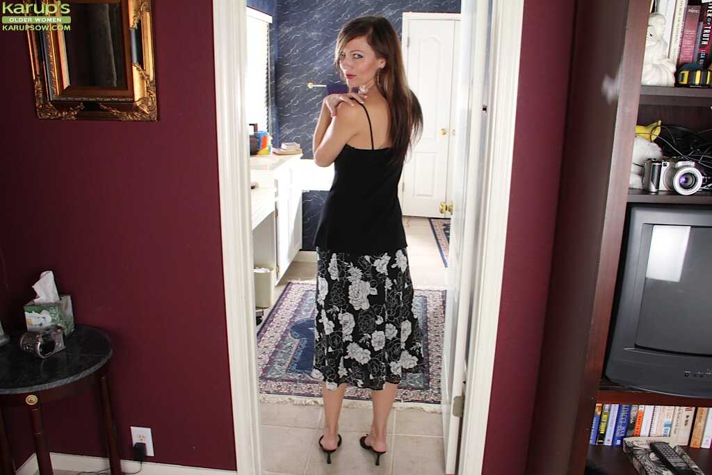 Gorgeous milf Amy Johnson bares her round ass and perky tits in front of the camera - Amy Johnson
