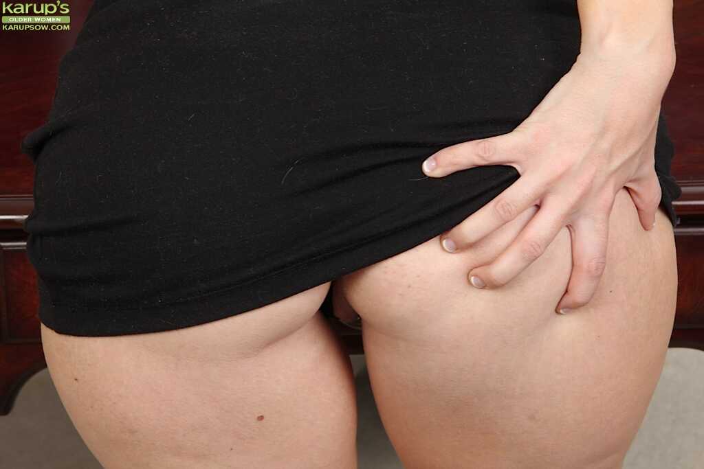 Pretty blonde babe in glasses undressing her tight pussy and ass Kate Lynn's seductive solo show! - Kate Lynn
