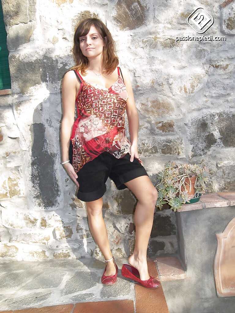 Outdoor photoshoot with the sexiest girl Ann Aluce and her naughty toes. - Ann Aluce