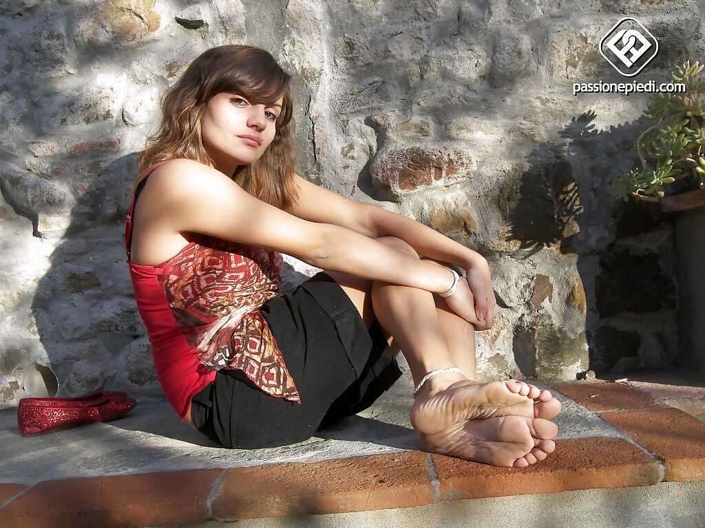 Outdoor photoshoot with the sexiest girl Ann Aluce and her naughty toes. - Ann Aluce