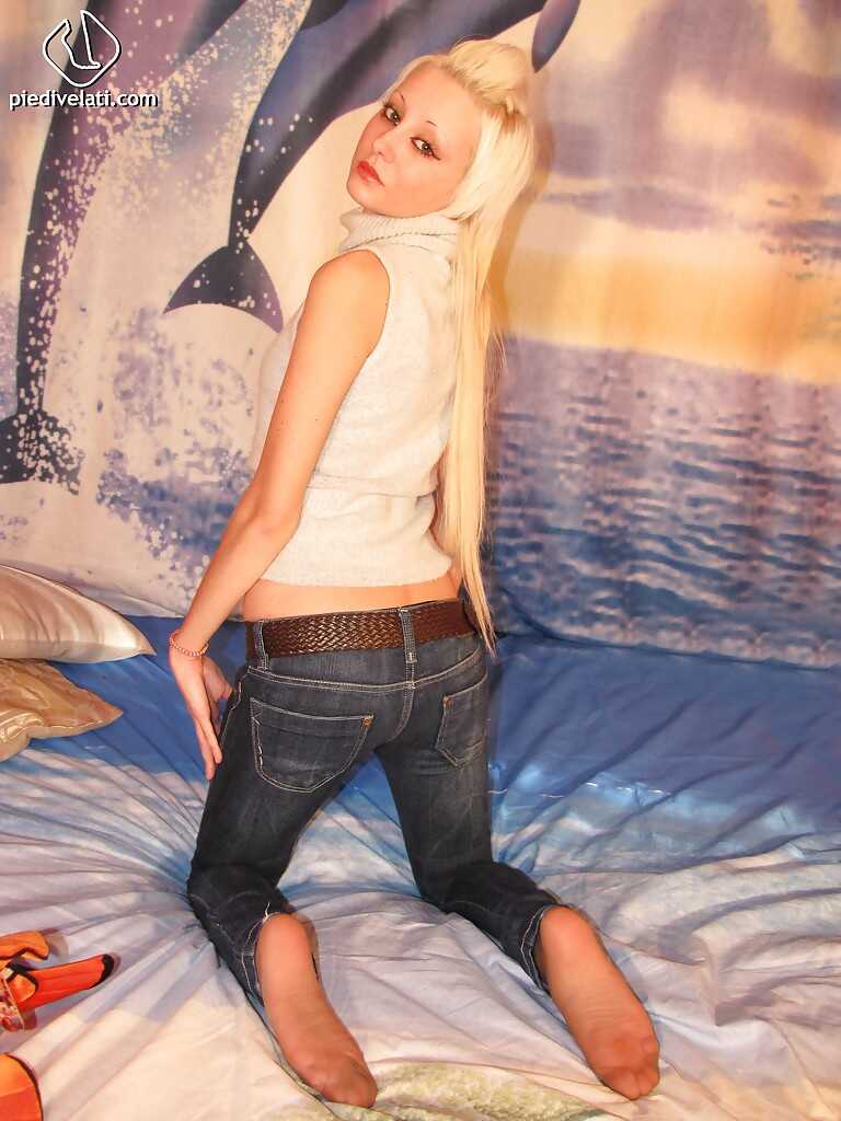 Ilenia's Pantyhose and Jeans Ass Adventure: A Blonde Whore's Awesome Ride - Ilenia