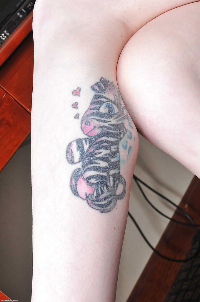 Margot's Tattooed Amateur Pose Amateur Feet and Ass Scene - MARGOT