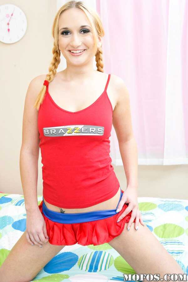 Busty Cheerleader Leslie Loves Spreading Her Pussy With Fingers And Big Boobs! - Leslie Love
