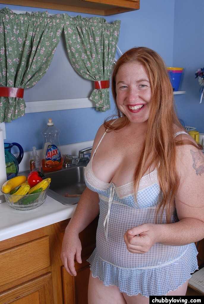 Hot chick with nice big boobies Keno demonstrates her fat ass and asshole in a seductive way! - Keno