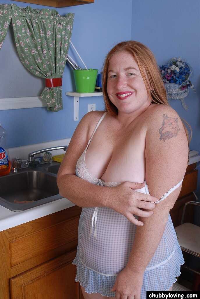 Hot chick with nice big boobies Keno demonstrates her fat ass and asshole in a seductive way! - Keno