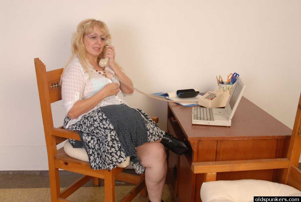 Awesome Bleached Anne's Masturbating Granny Webcam Show- Hot Wrinkled Old Lady Jamie Monroe's Over 70 Slutty Gra...