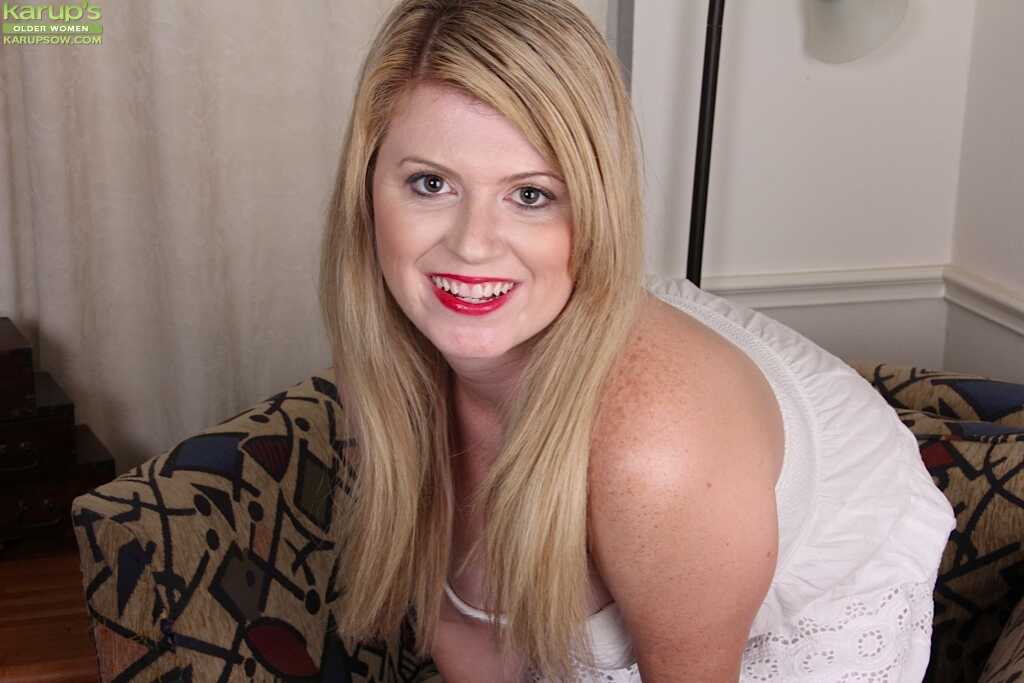 Lexi Moore's Big Fat Ass Spreads Wide Open for Her Deep Hole Dildo Fucking - Lexi Moore