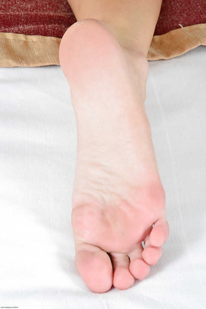 Flexible tattoo model Staci Simpson sucks her own toes while getting naked for the camera - Staci Simpson