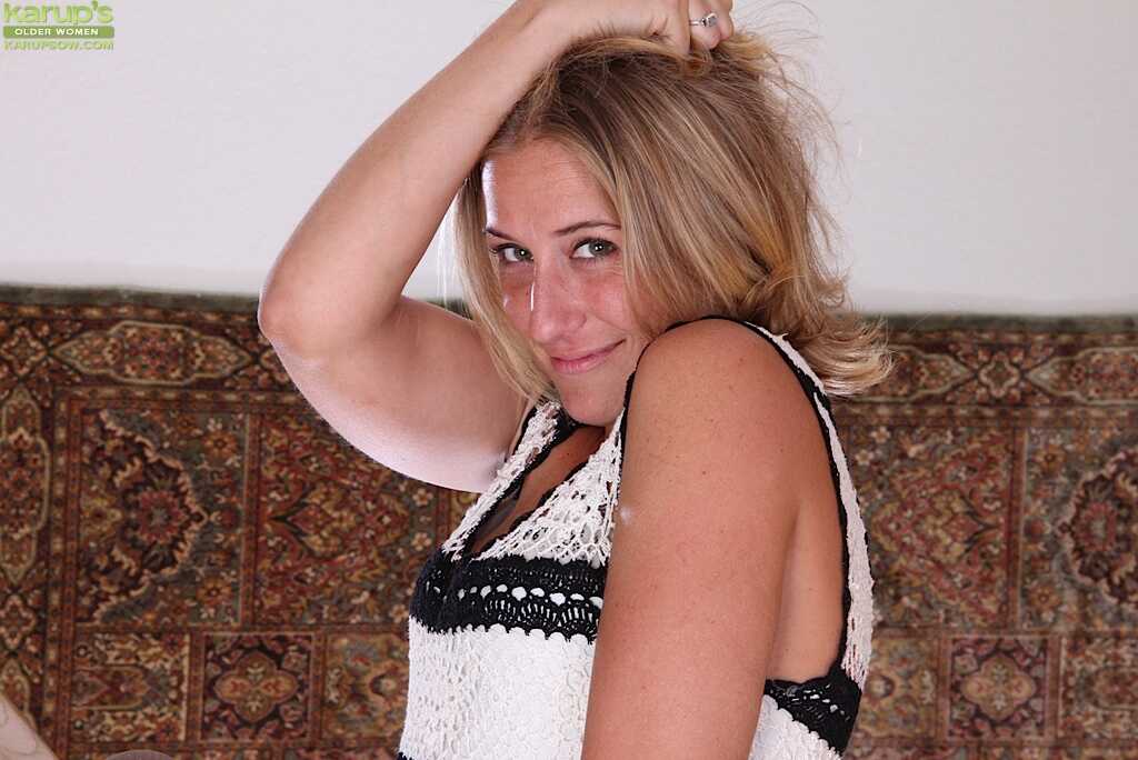 Sky's Puppet Shower: An Older Blonde Lady with a Puffy, Shaved Pussy and All-Natural Tits - Sky
