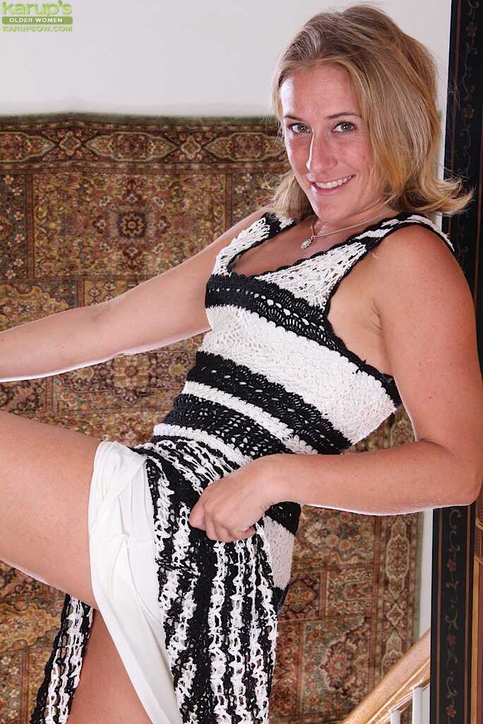 Sky's Puppet Shower: An Older Blonde Lady with a Puffy, Shaved Pussy and All-Natural Tits - Sky