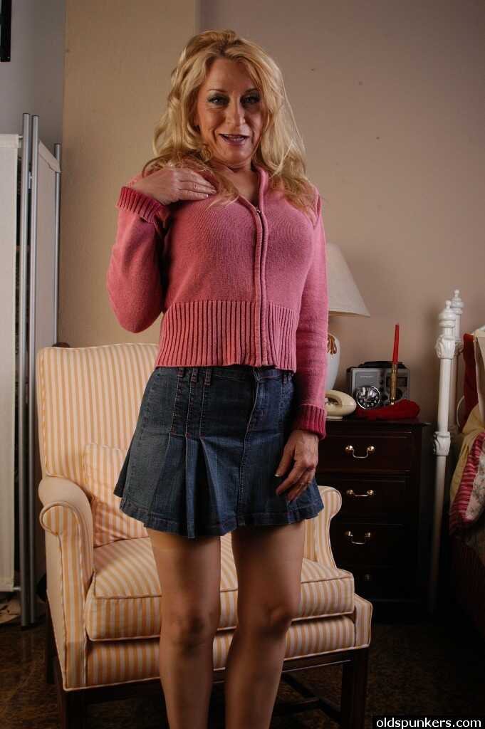 Blonde Lady Robin Flashes Her Bountiful Booty and Panties for the Mature Gentleman - Robin Pachino