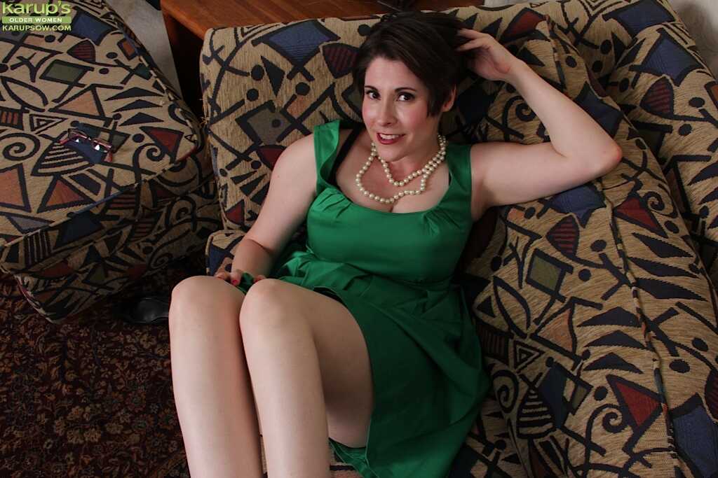 Short haired housewife Sadie Jones flashes her mature upskirt and nipples while wearing sexy underwear! - Sadie Jones