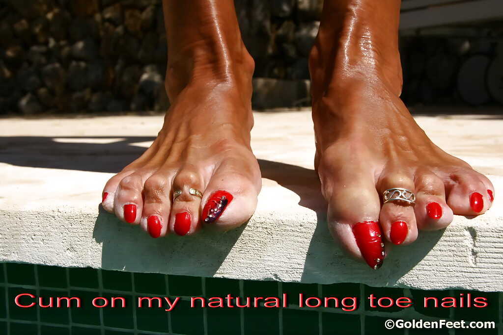 Exposed Lady Sarak's Mature UK Chick in Nylons Outdoors: A Tempting View of Mature Feet, Pussy and Shaved Nipples - L...