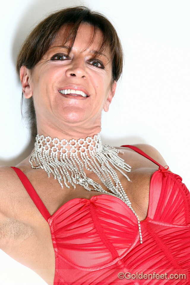 Lady Sarah's Wicked Exposure: Clitoris Close-Ups and Mature Flesh on Display - Lady Sarah