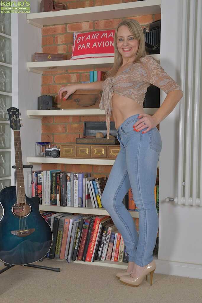 Leggy blonde chick Sofia Rae exposing her massive tits while seductively posing in tight jeans - Sofia Rae