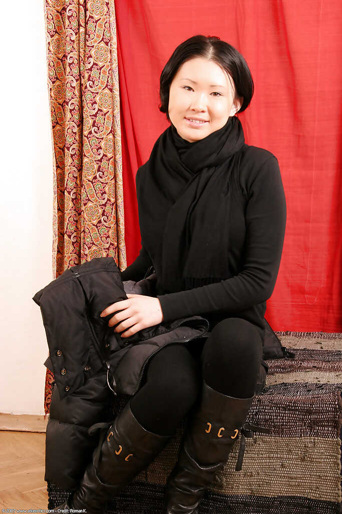 Dia's First Time: The Oriental Petite Removes Leather Boots for Nude Modeling - Dia