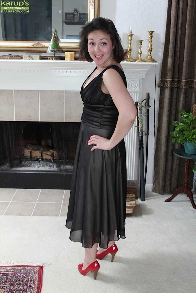 Chubby mom Penny Prite reveals her juicy lady lumps and bare pink pucker in a solo girl spread - Penny Prite