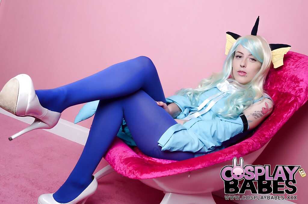 Skyler Synn's Fetish Cosplay Extravaganza: Tight Yoga Pants and a Sizzling Twat Ready to Play! - Skyler Synn