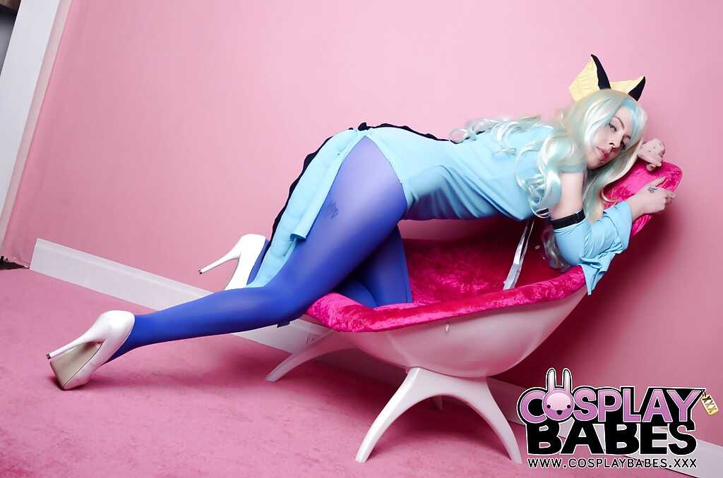 Skyler Synn's Fetish Cosplay Extravaganza: Tight Yoga Pants and a Sizzling Twat Ready to Play! - Skyler Synn