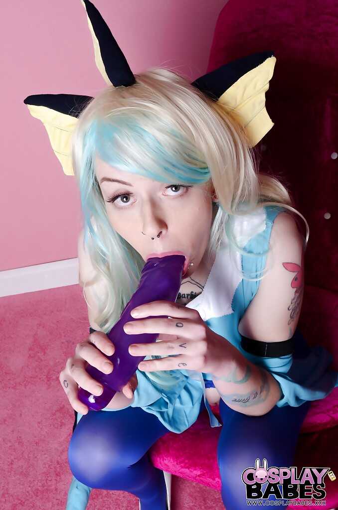 Skyler Synn's Fetish Cosplay Extravaganza: Tight Yoga Pants and a Sizzling Twat Ready to Play! - Skyler Synn