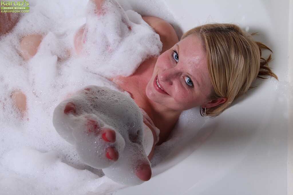 Chubby MILF Lynn Miller Shows Off Her Huge Wet Boobs and Pussy in the Bathtub - Lynn Miller