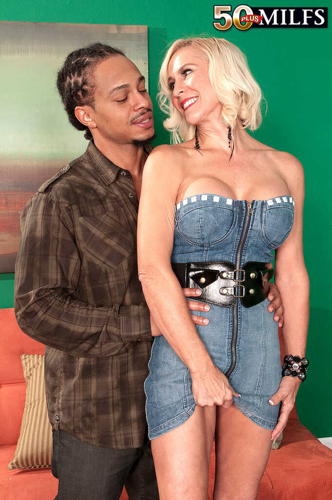 Hot older woman Carrie Romano gets pounded by a big black cock in her first interracial experience with Castro Supreme - C...
