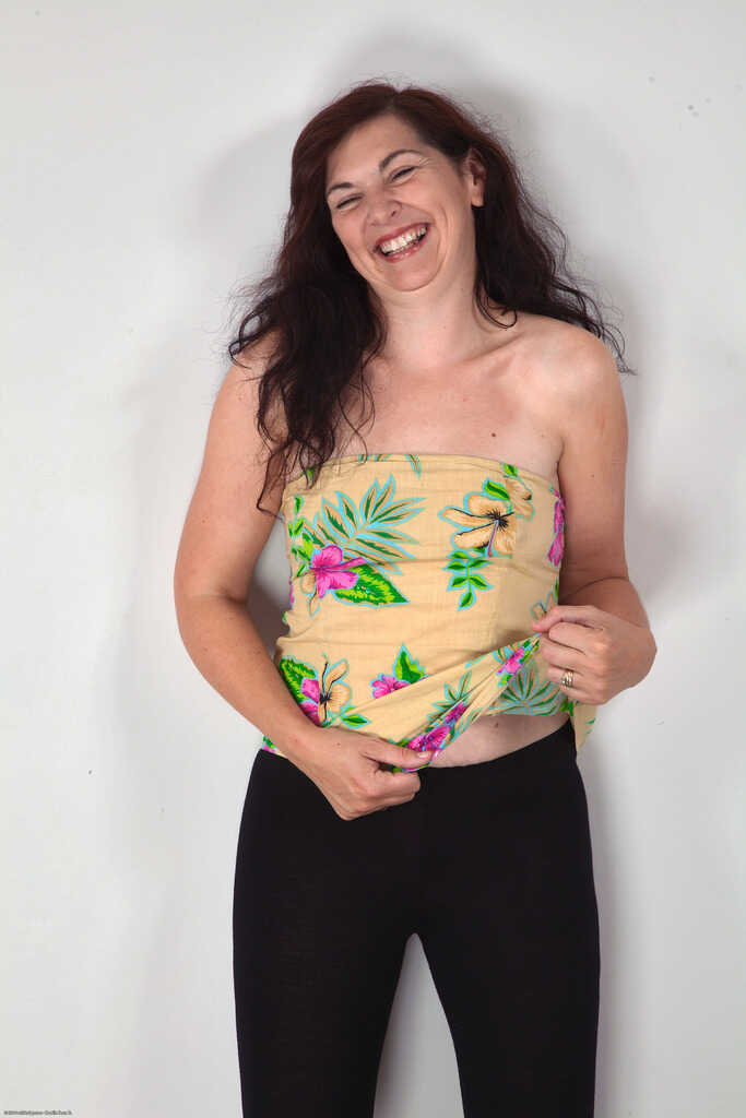 Curvy Yoga Instructor Francesca Shows Off Her Hairy Beaver After Class - Francesca