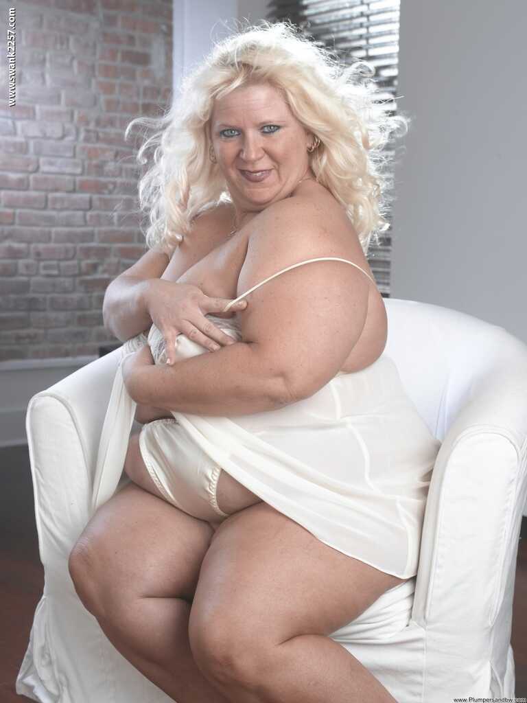 Blonde BBW Donna T's Solo Masturbation with Huge Tits and Nude Display - Donna T
