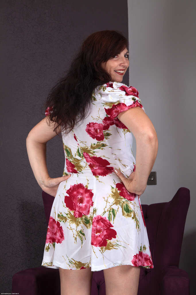 Francesca's Hairy Mature Spread for Your Viewing Pleasure - Francesca