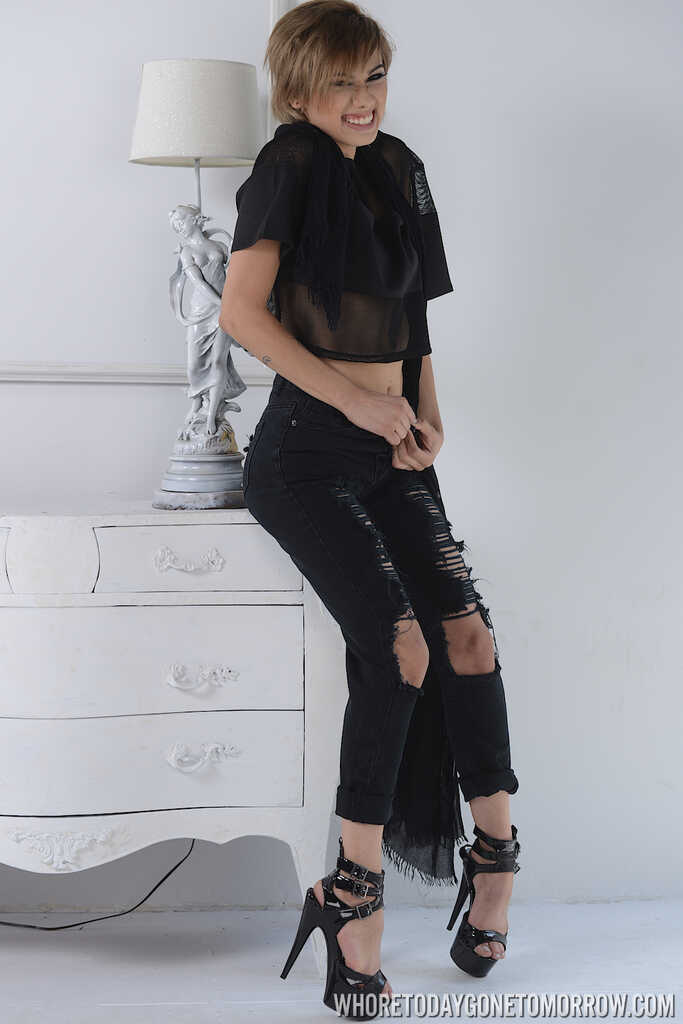 Ripped Pants, Big Ass, and a Wet Pussy: Aubrey Luna's Solo Latina Masturbation Session - Aubrey Luna