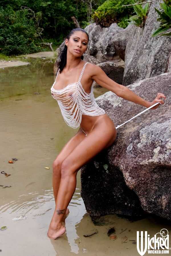 Black Beauty Exposing Her Hairy Treasure Outdoors: Emanuelle Diniz's Ebony Legs Spread Wide for Your Pleasure - Emanu...