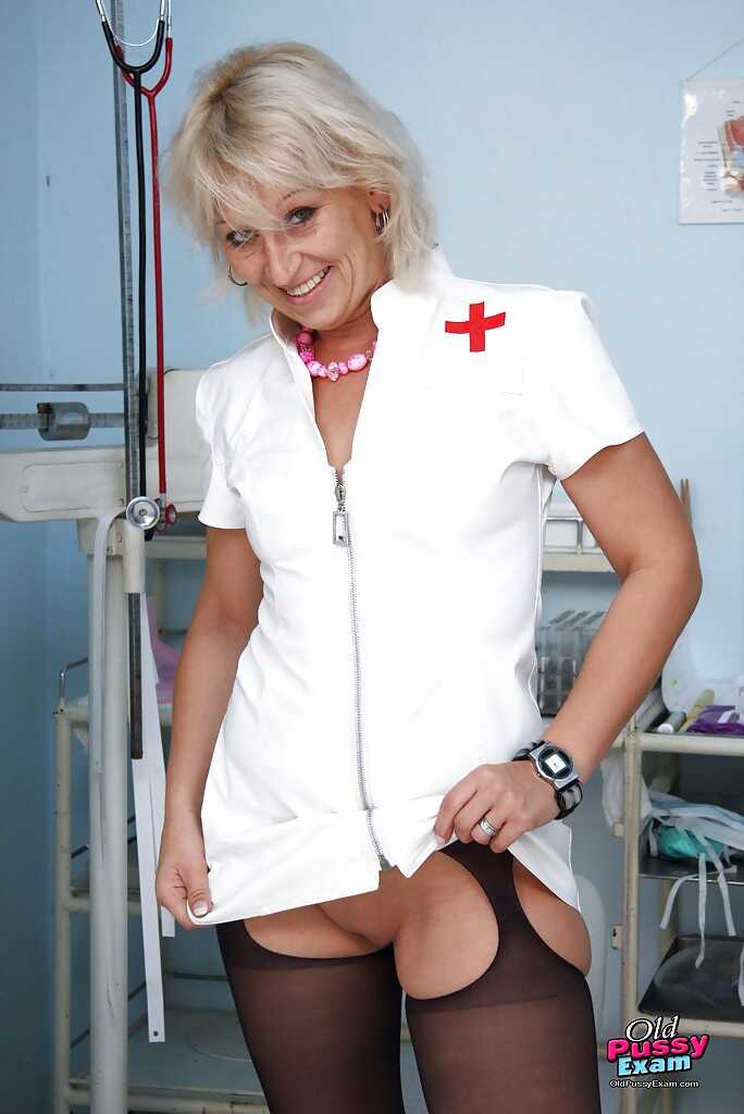 Chubby mature nurse Samantha White masturbating her cunt with a gyno tool - Samantha White
