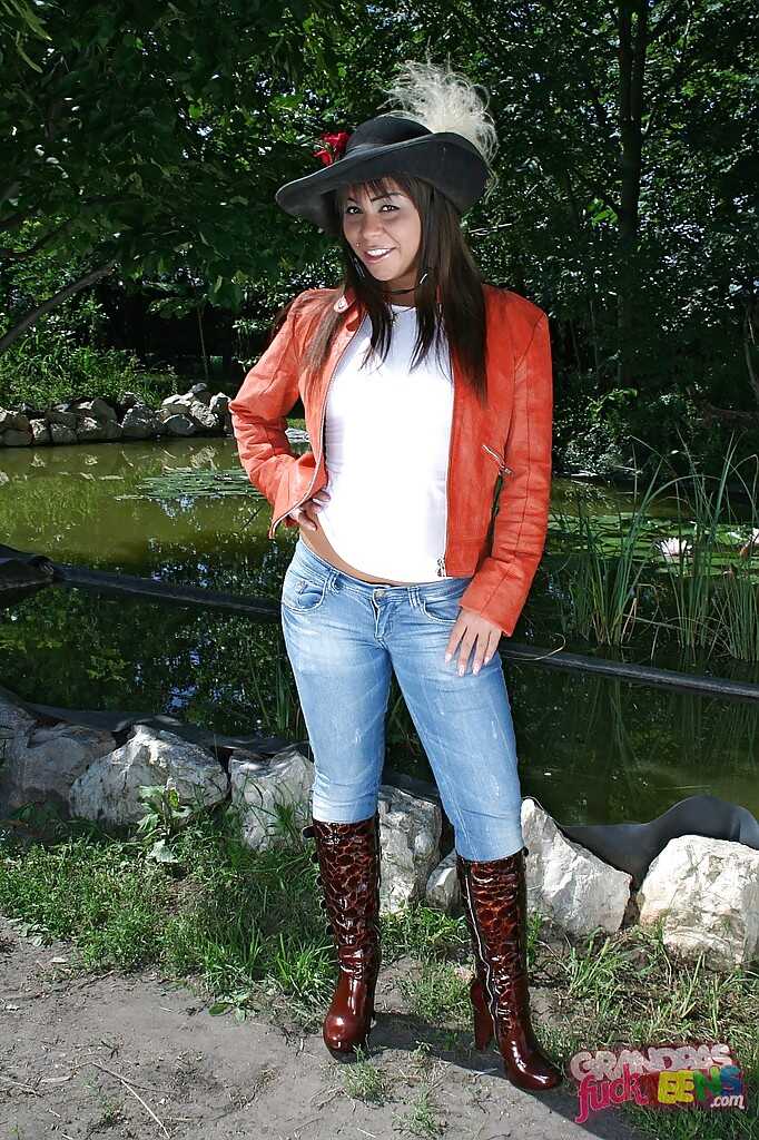 Giggity Giggidy: The Chubby Teen Babe Strips Away Her Clothes in the Great Outdoors! - Giggy
