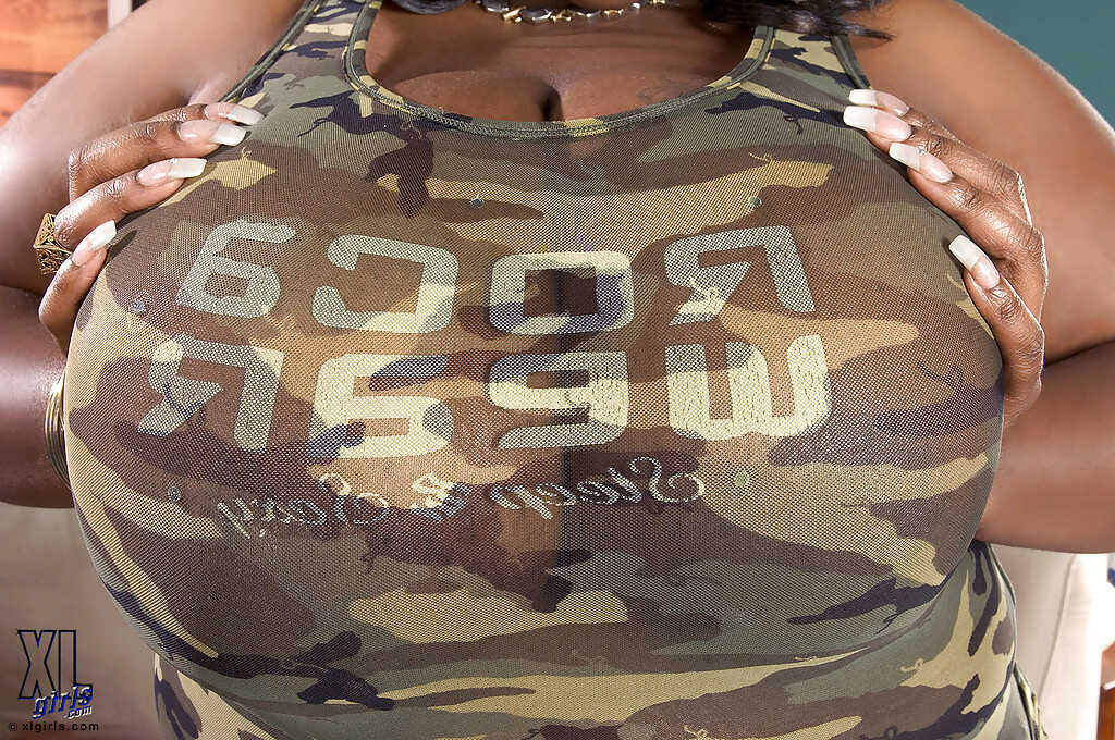 Simone's Massive Flashing: The Story of a Curvy Ebony Goddess with Big Breasts - Simone Fox