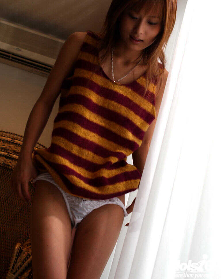 Sweet asian babe Ryoko Mitake's sensual striptease reveals her gorgeous curves and sexy ass - Ryoko Mitake