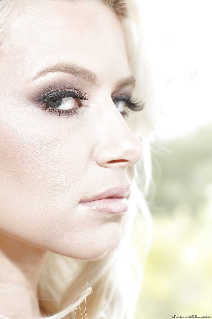 Blonde Fetish: Unveiling Anikka's Curvy Secrets - Anikka Albrite