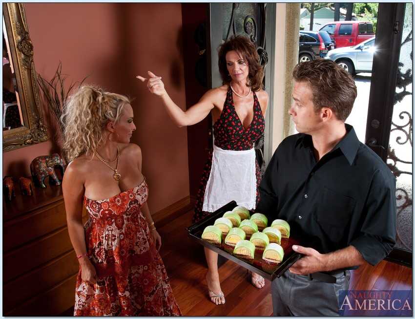 Motherload of Meaty Breasts and Butts: Darla Crane, Deauxma, Holly Halston, Julia Ann, and Michael Vegas! - Darla Crane, D...