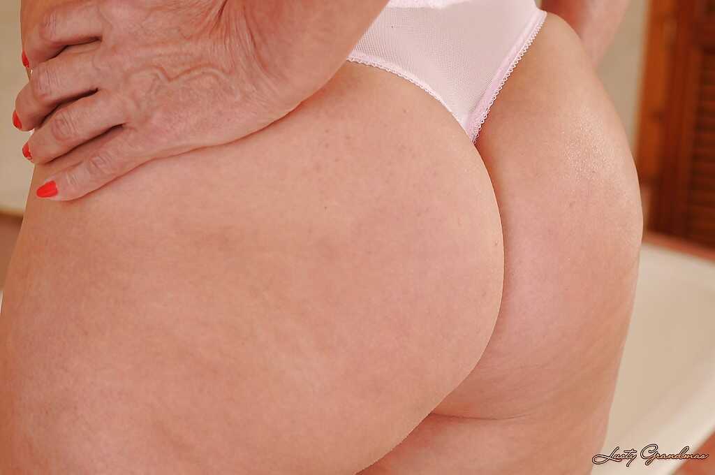 Salacious granny in glasses gets rid of her white lacy lingerie for a big booty ass! - 