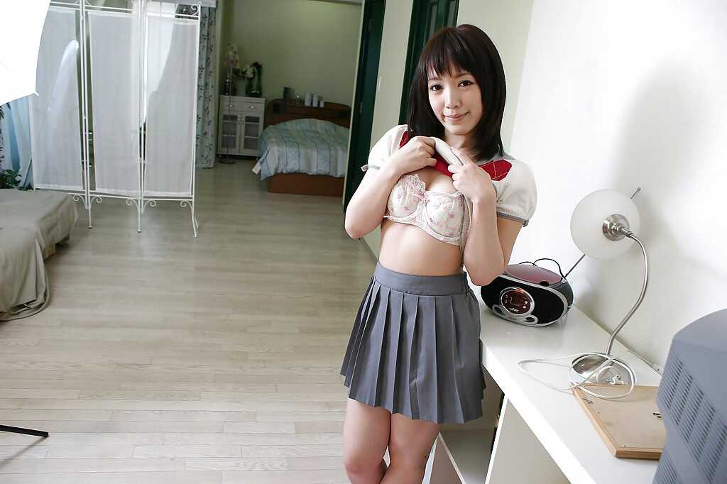 Sexy Satsuki Ejiri showcases her tight pink pussy and adorable asian feet - Satsuki Ejiri