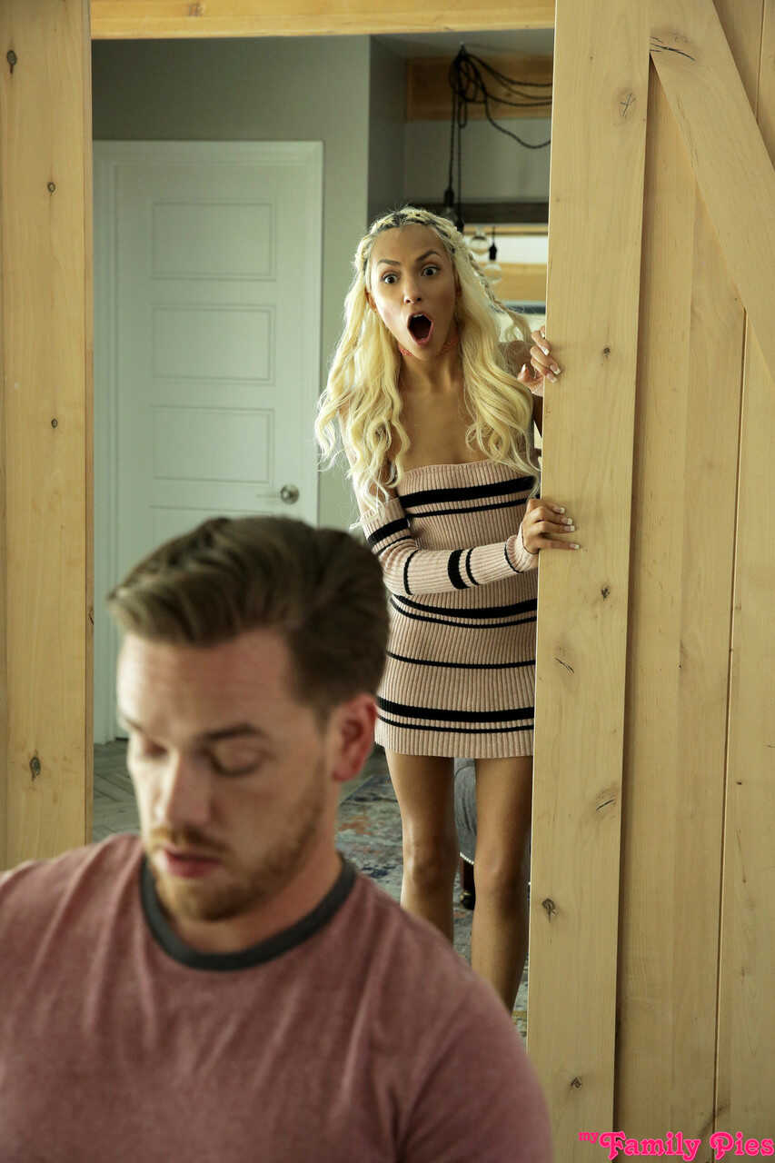 Slim Hime Marie Seduces Her Stepbrother with a Hot Fuck on the Bed - Hime Marie, Kyle Mason