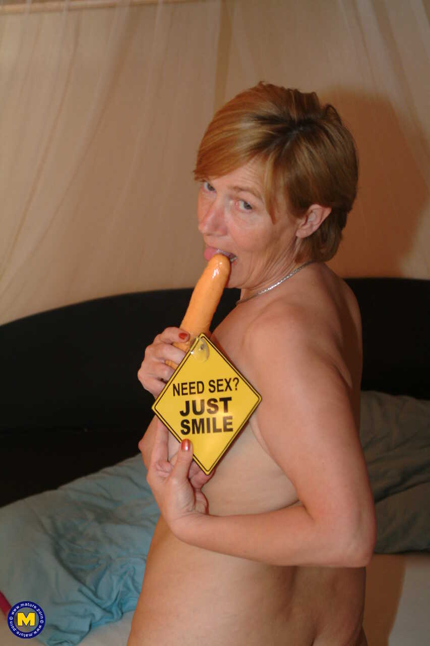 Blonde amateur Rieky's masturbation session with her delicious mature pussy - Rieky