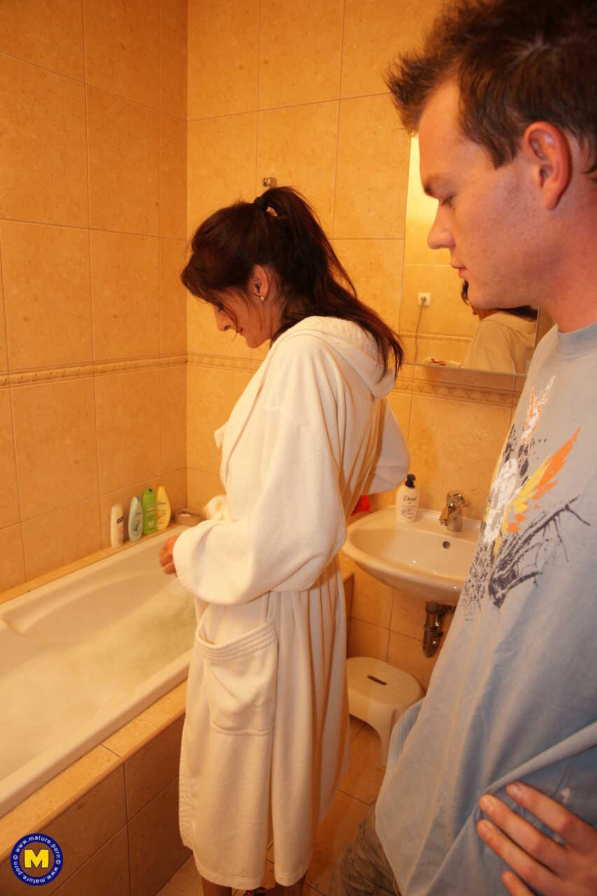 Lovely Mature Farah Gets Taken From Behind in the Bathtub and Dripping Wet with Creamy Goodness - Farah