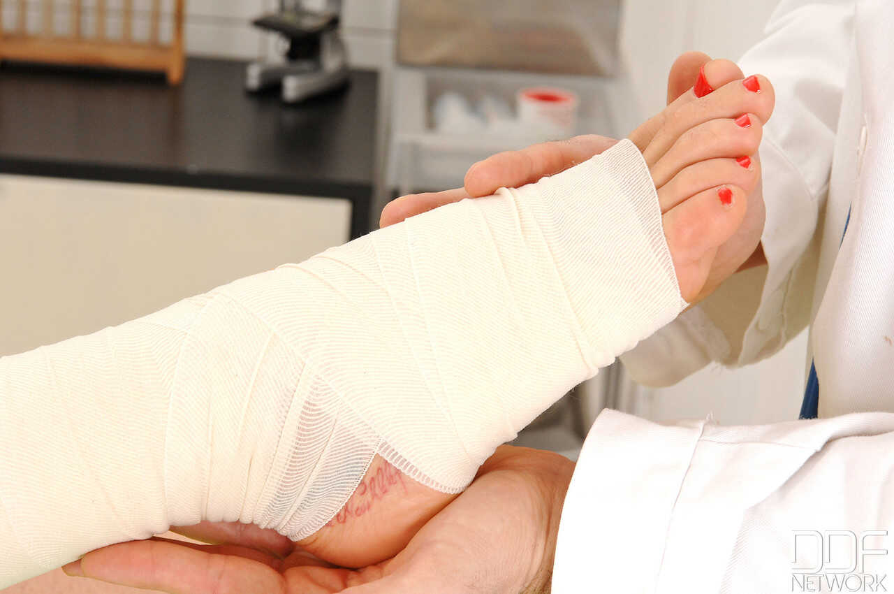 Clanddi Jinkcego's Injured Big Tits and Perfect Toes Worshiped in a Hospital 3some with Mom Pussy and Sexy Feet - Cla...